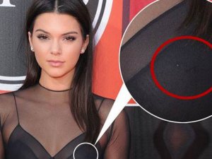 Göğsündeki o detayı transparan elbisesi ele verdi