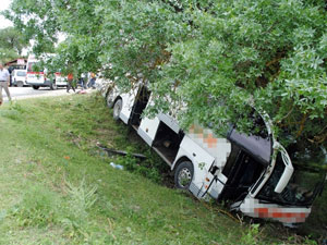 Yolcu otobüsü şarampolde asılı kaldı
