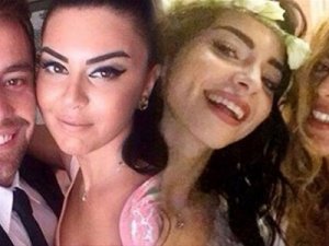 Merve Boluğur'un çiçekli tacının bir anlamı var