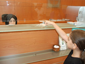 Bayram harçlığını Afrika’ya gönderdi