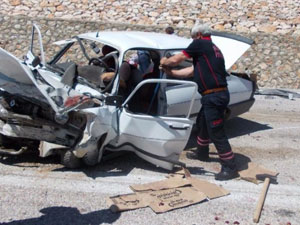 Kamyon otomobili biçti