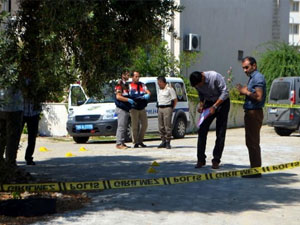 Polis, kendisine bıçakla saldıran şahsı vurdu !