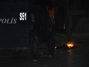 Ateş yakarak yol kapattılar!