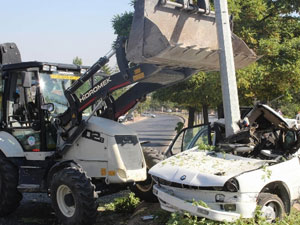 Otomobil kağıt gibi katlandı!