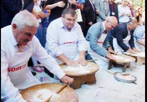 Kravatlı erkekler yufka açtı