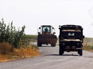 Sınıra iş makinesi sevkıyatı sürüyor