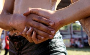 Kırkpınar'da kavga çıktı! Yumruk, tekme... - İzle