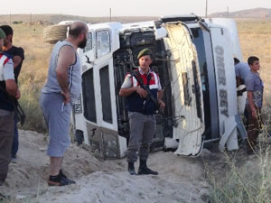 Tır şarampole devrildi!