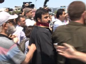 Şehitleri savundu avukattan tekme yedi!