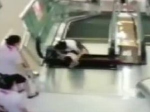 Yürüyen merdivende dehşet!