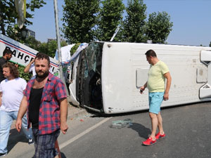 Hızını alamayan yolcu minibüsü devrildi!