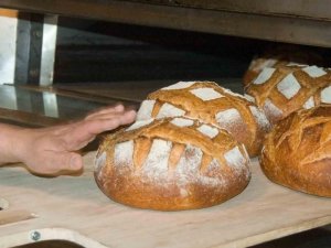 Ekmek üreticisine parfüm yasağı