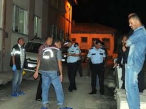 Uyuyan babasının boğazını satırla kesti