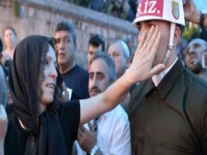 Şehidin Ablası Askerin Gözyaşlarını Sildi