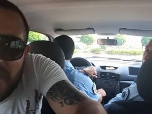 Gözaltına giderken selfie çekti