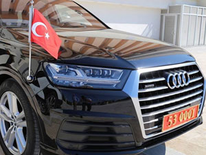 Vali'den makam aracına bayraklı savunma