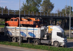 Kamyon üst geçite takıldı