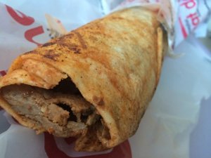 Sahte parayla dürüm aldı, trafik kazasında yakalandı