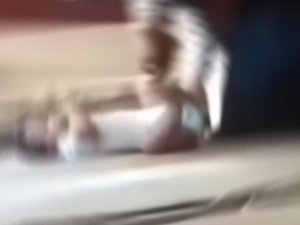 Bebeğe dayak atan bakıcı yakalandı