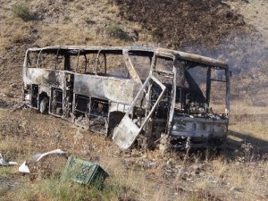 Teröristler yakmaya devam ediyor