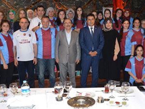 Gümrükçüoğlu Avrupalı türk öğrencileri ağırladı!