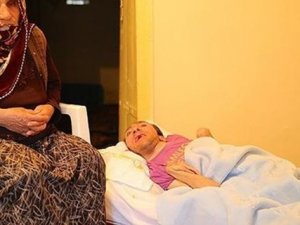 40 yıldır felçli oğluna bakıyor