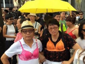 Hapis cezasına sütyeni  protesto