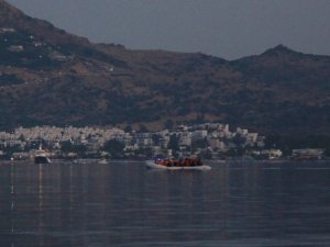 Mülteciler bot ile kaçarken görüntülendi