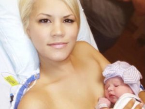 İltifatlardan bıktı soyunup vücudunu gösterdi