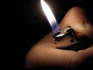 Sigarasına ateş isteyen gence kurşun yağmuru