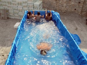 İnşaat işçileri kamyon kasasını havuza çevirdi