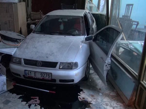 13 yaşındaki çocuk araçla iş yerine girdi