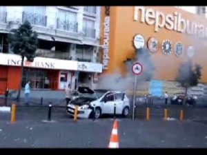 Demir dubaya çarpan otomobil yandı