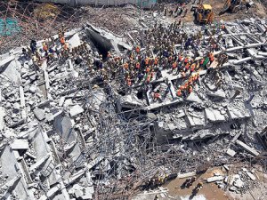 Hindistan'da bina çöktü: 11 ölü