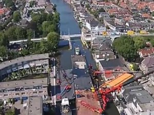 Dev vinçler binaların üstüne devrildi: 20 yaralı