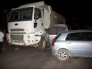 Freni boşalan kamyon, 3 araca çarparak durabildi