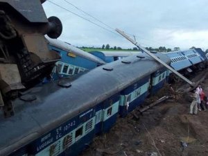 Yolcu trenleri raydan çıktı 24 kişi öldü