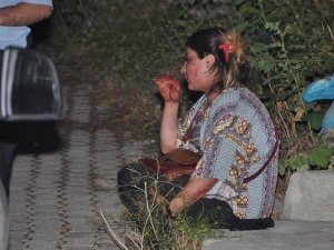 Bıçakladığı eşinin ardından gözyaşı döktü