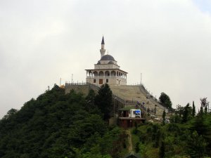 Rize Kıble Dağı'nın zirvesinde yükselen cami