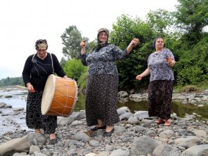 Samsunlu Havva teyze 50 yıldır davul çalıyor