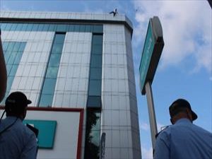 Çatıya çıkan şahıs 2 bin 100 TL’ye ikna edildi