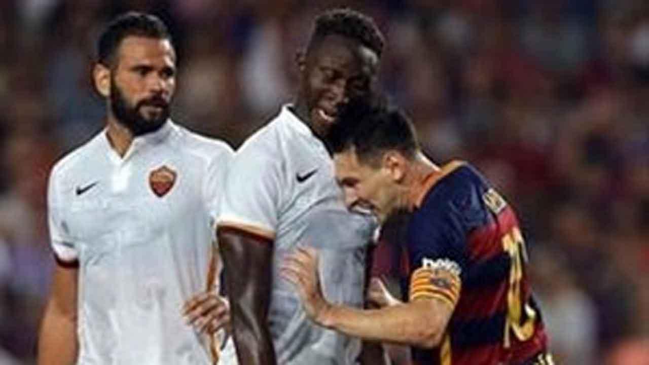 Messi rakibine kafa attı