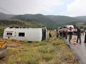 Minibüs devrildi: 2 ölü, 11 yaralı