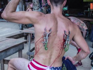 Genç sırtına monte ettirdiği paraşütle atladı