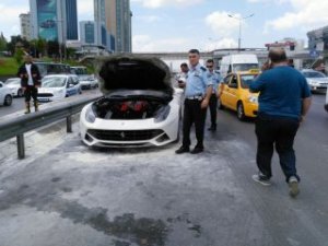 Kadıköy E-5'te Ferrari yandı