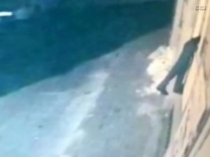 Pencereden sarkıp çaldı!