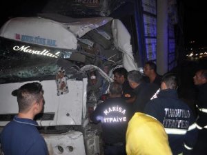 Tavuk yüklü kamyon direğe çarptı: 1 yaralı