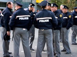 Rum polisinden skandal hata