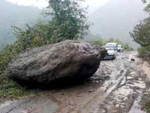 Trabzon'da Acı olay! Bir anda üzerlerine düştü!