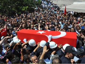 On binler şehidini uğurladı